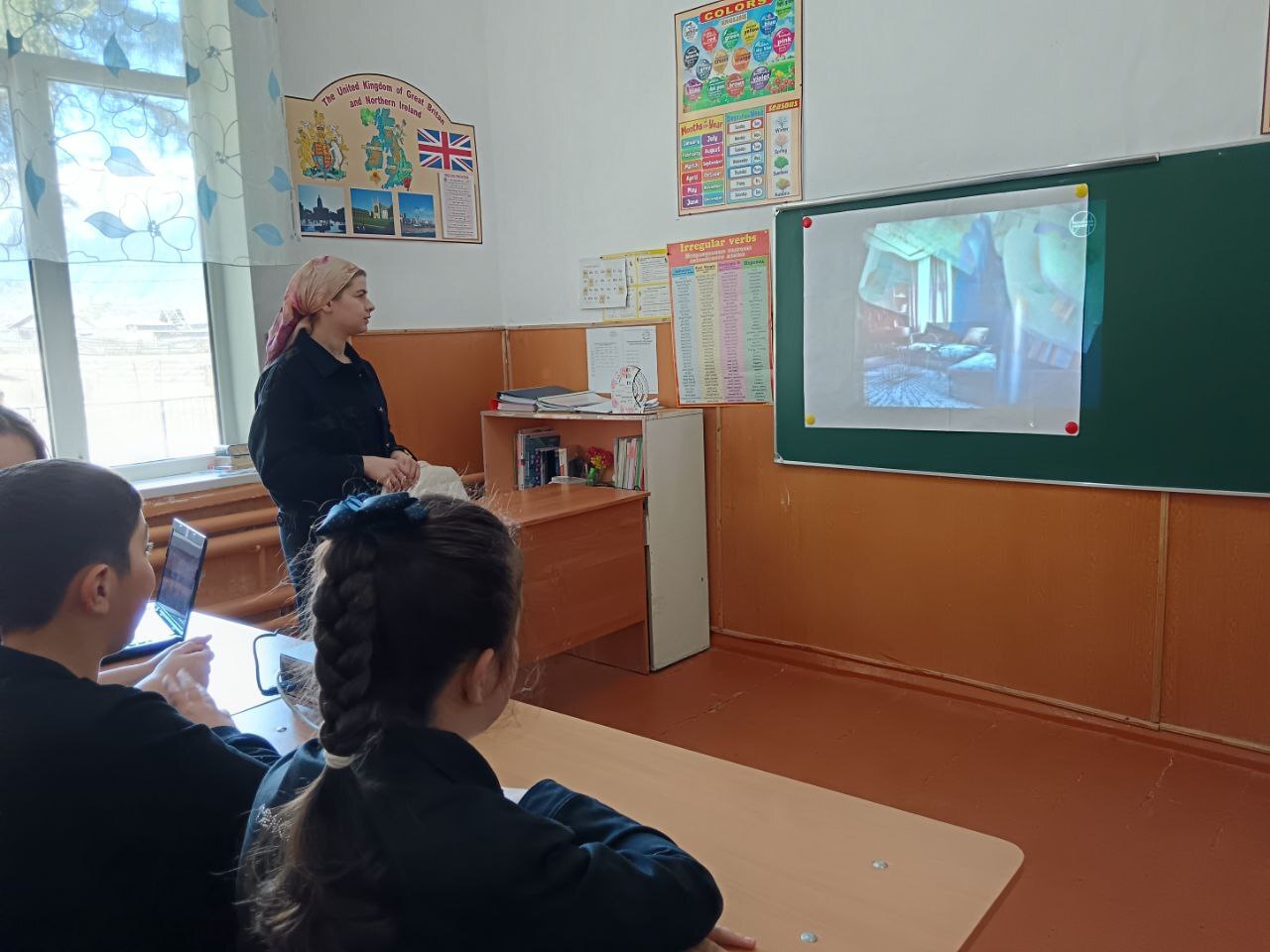 В рамках профориентационного классного часа &amp;quot;Россия - мои горизонты&amp;quot; были рассмотрены две важные темы: «Креативная среда, профессия «Дизайнер интерьера» и «Социальная среда, профессия «Гид-экскурсовод».